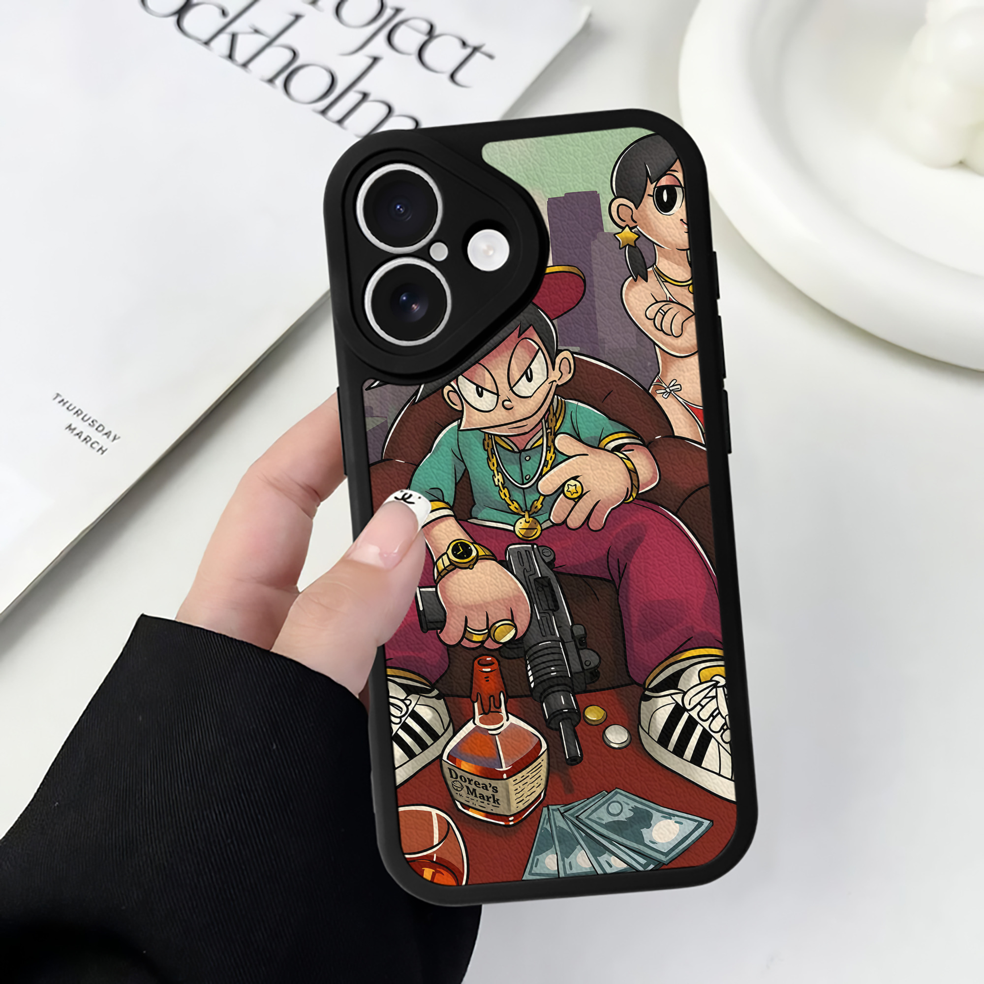 （画像用） ドラえもん Doraemon 【iPhone 16シリーズ対応】シリコンスマホケース（レザー調） 材質：シリコン